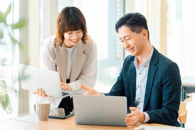 ノートパソコンで作業をする男性