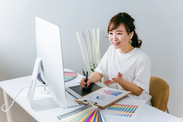 ノートパソコンで作業をする女性