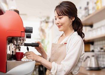 カフェでコーヒーを淹れる接客業の女性