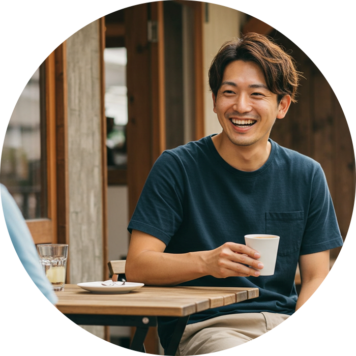 カフェのテラスでコーヒーを飲む男性