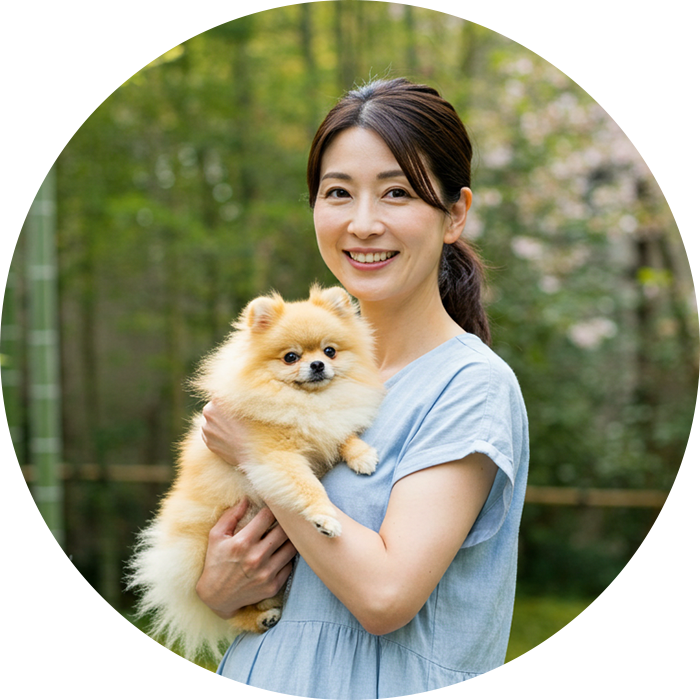 ポメラニアンを抱きしめる40代女性