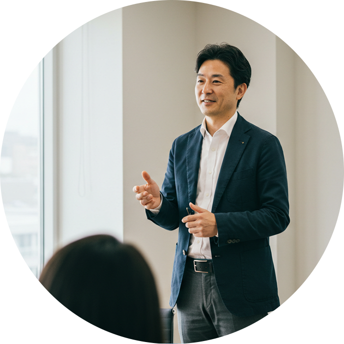 講演会をしている男性の写真